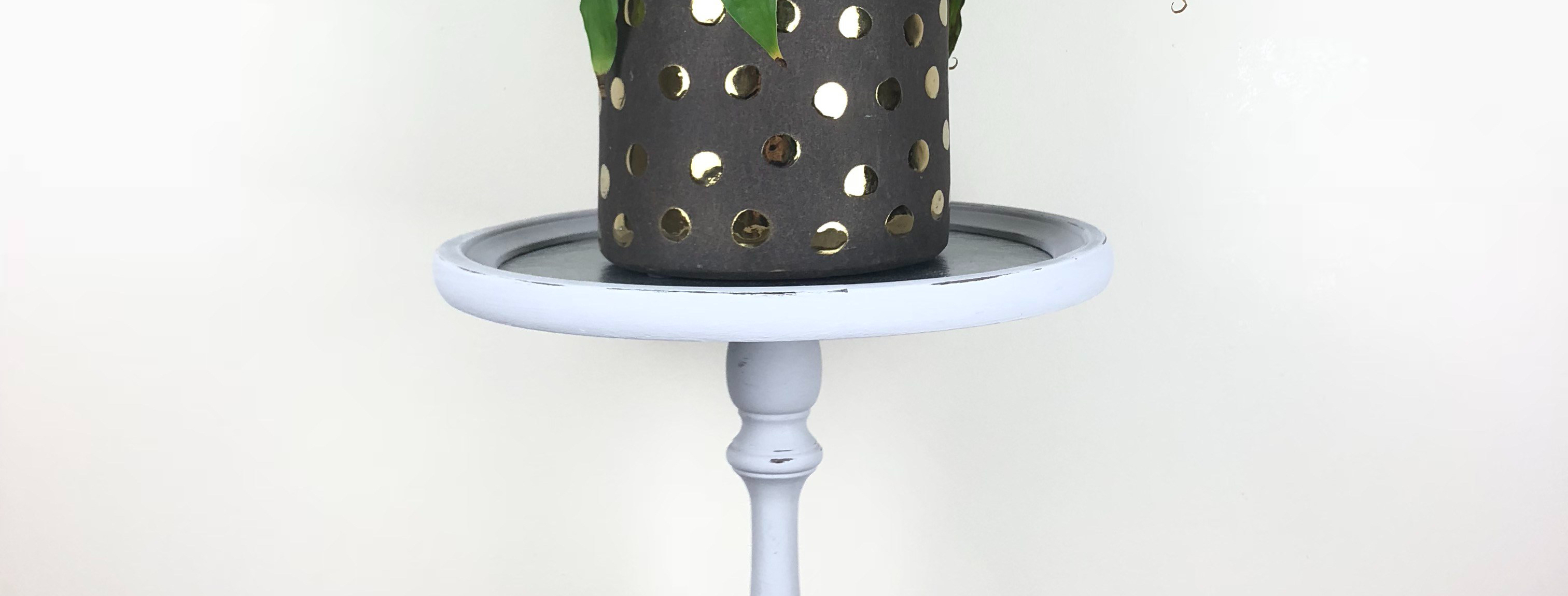 Painted plant stand with dark grey plant pot